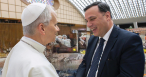 Andrea Monda: Una voce in difesa dell’umano. Il direttore dell’osservatore romano «Il mondo è in fiamme, ma ognuno di noi può fare qualcosa»