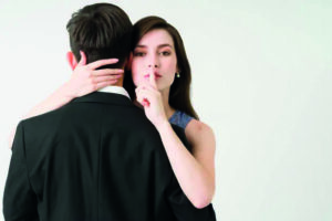 Donna che tradisce il partner