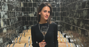 Just say Wine, il vino diventa racconto nelle parole di Ilaria Cappuccini. Dalle cantine ai social, la creator porta il vino fuori dal linguaggio tecnico e lo avvicina ai giovani attraverso storie, esperienze, territori ed educazione al bere consapevole Ilaria Cappuccini