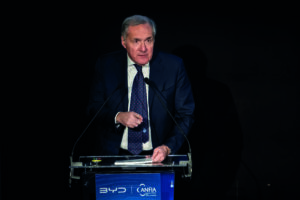 Alfredo Altavilla durante un intervento al podio in occasione di un evento ANFIA.