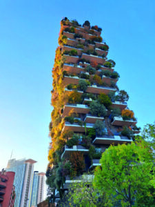 Bosco Verticale di Milano con terrazze ricoperte di alberi e vegetazione.