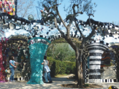 Il Giardino dei Tarocchi Il Giardino dei Tarocchi di Niki de Saint Phalle a Capalbio, con architetture a mosaico, sculture colorate e ulivi.