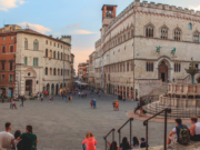 Perugia sopra il tempo Piazza IV Novembre a Perugia con Palazzo dei Priori e Fontana Maggiore.