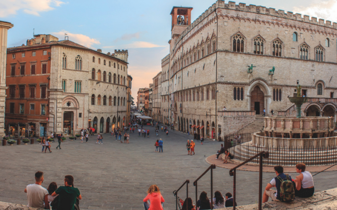 Piazza IV Novembre a Perugia con Palazzo dei Priori e Fontana Maggiore.