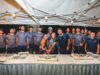 La Dinamo tornerà a volare (anche grazie ad Aeroitalia) Foto di gruppo della Dinamo Sassari durante una festa con torte celebrative e staff della squadra.