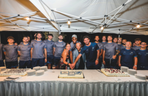 La Dinamo tornerà a volare (anche grazie ad Aeroitalia) Foto di gruppo della Dinamo Sassari durante una festa con torte celebrative e staff della squadra.