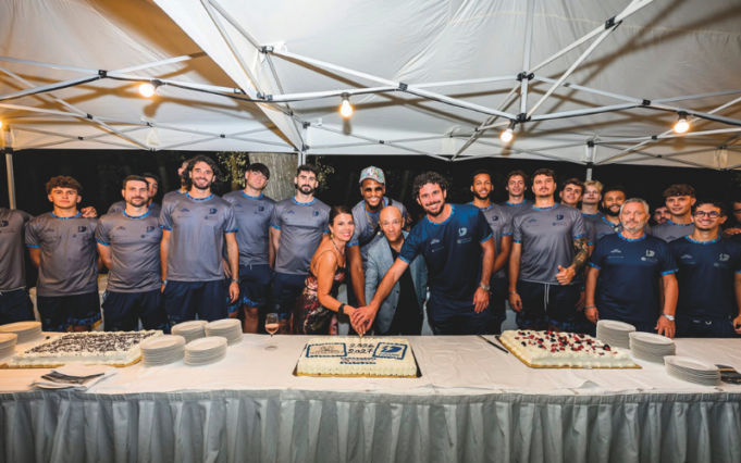 La Dinamo tornerà a volare (anche grazie ad Aeroitalia) Foto di gruppo della Dinamo Sassari durante una festa con torte celebrative e staff della squadra.
