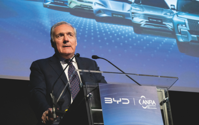 Alfredo Altavilla al podio durante un evento ANFIA dedicato al settore automotive.