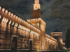 Milano, tra bellezza e bruttezza Castello Sforzesco di Milano illuminato di notte, con la Torre del Filarete e le mura in mattoni.