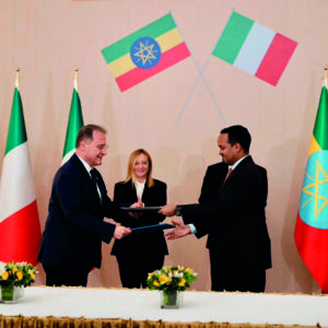 Edmondo Cirielli e Giorgia Meloni durante una cerimonia istituzionale con le bandiere di Italia ed Etiopia.