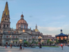 Mi sono innamorato di Città del Messico Cattedrale di Guadalajara e Plaza de Armas al tramonto, con persone nella piazza.