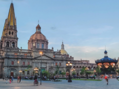 Mi sono innamorato di Città del Messico Cattedrale di Guadalajara e Plaza de Armas al tramonto, con persone nella piazza.