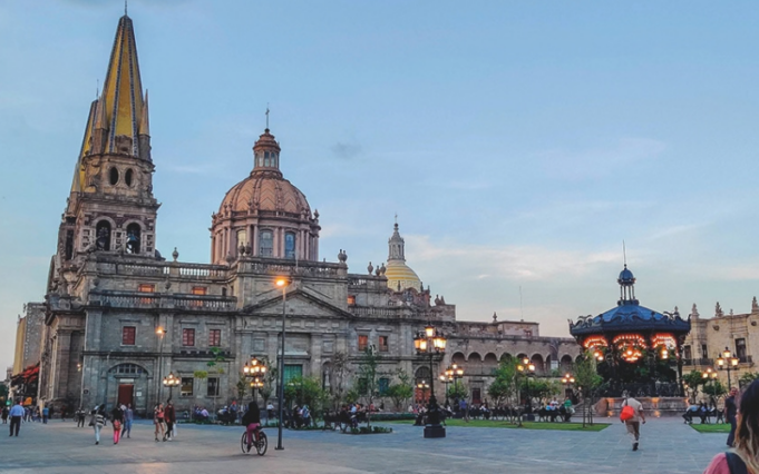 Cattedrale di Guadalajara e Plaza de Armas al tramonto, con persone nella piazza.