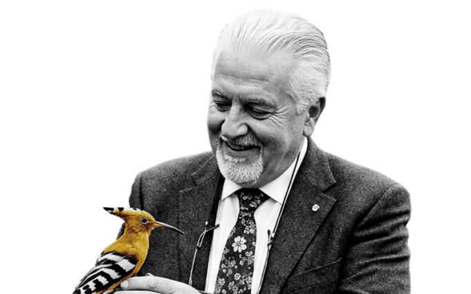 Lo sapevi che… Eugenio Montale: il premio Nobel che preferiva i limoni agli allori Ritratto illustrato di Eugenio Montale con un’upupa tra le mani, su sfondo nero.