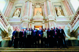 Foto di gruppo di rappresentanti istituzionali sullo Scalone Reale della Reggia di Caserta.