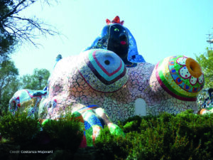 Scultura monumentale dell&rsquo;Imperatrice rivestita di mosaici colorati nel Giardino dei Tarocchi di Niki de Saint Phalle a Capalbio.
