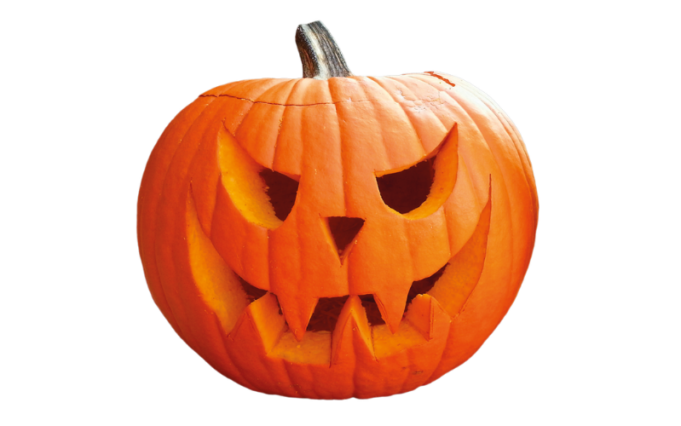 zucca Zucca di Halloween intagliata con volto spaventoso su sfondo bianco.